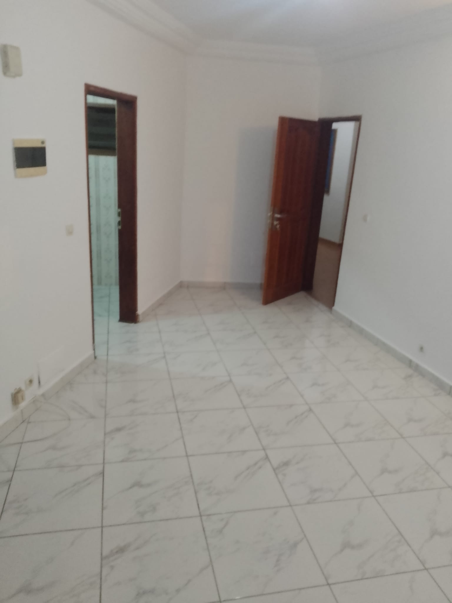 un grand studio à louer à la riviera bonoumin cité abri 2000