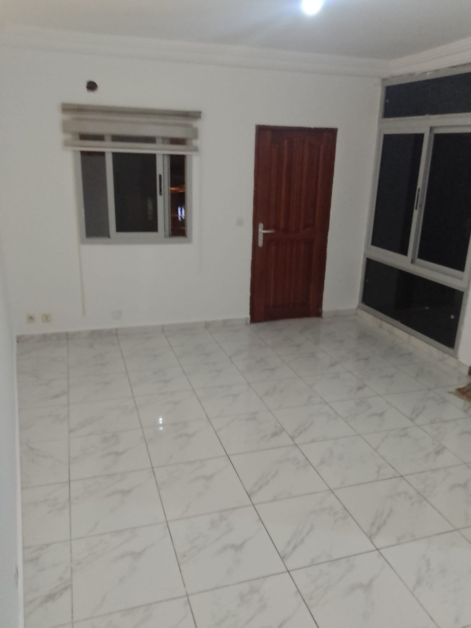 un grand studio à louer à la riviera bonoumin cité abri 2000