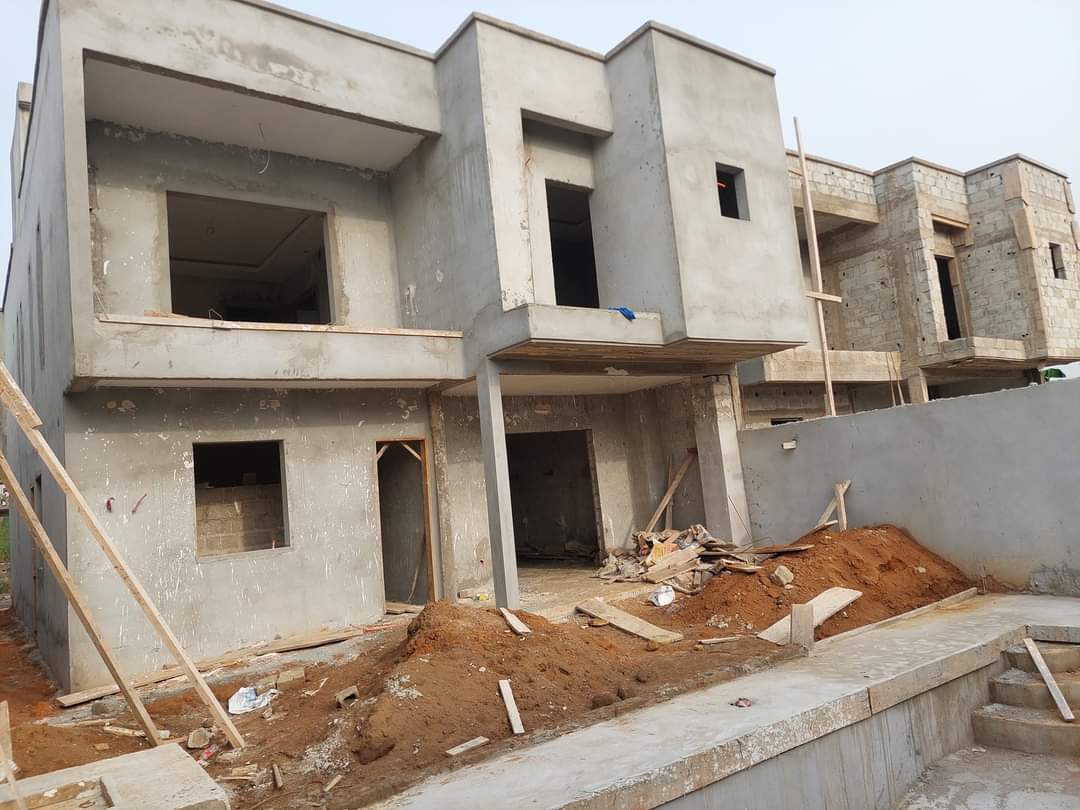 vente de villa duplex 5 et 6 pièces à Bingerville Route de akandjé.