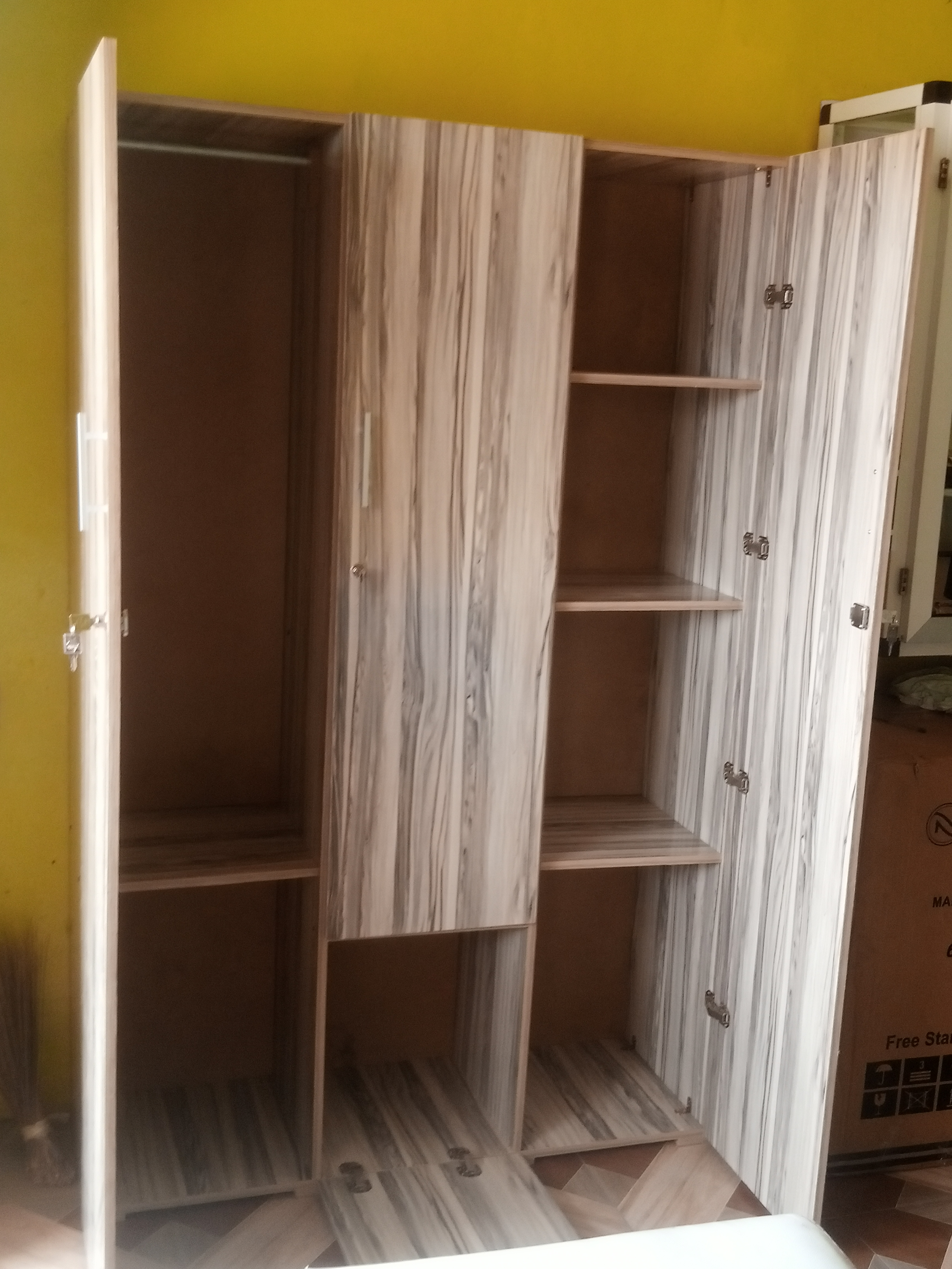 ARMOIRE IMPORTEE 3BATTANTS ARMOIRE IMPORTEE 3BATTANTS
