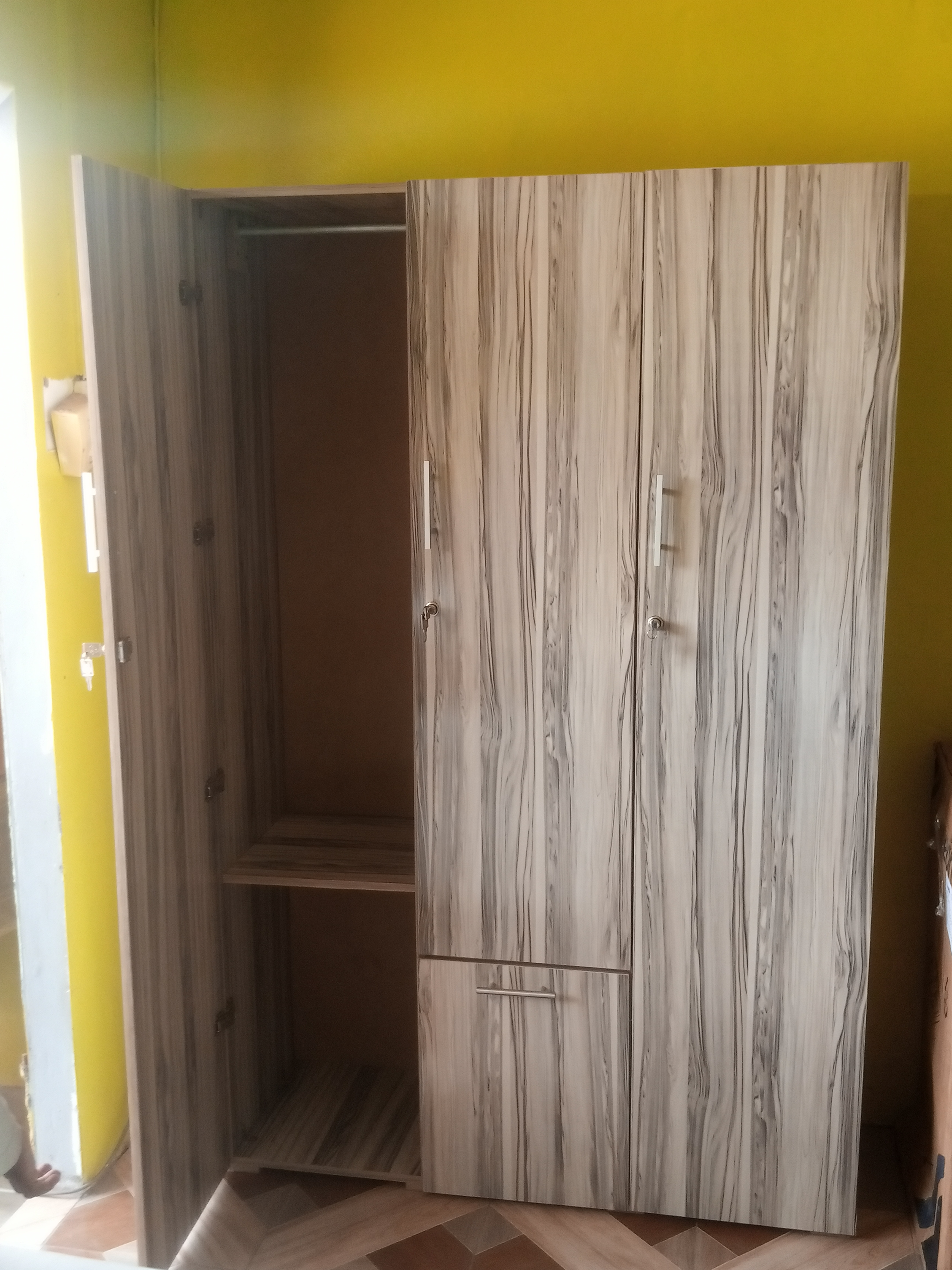 ARMOIRE IMPORTEE 3BATTANTS ARMOIRE IMPORTEE 3BATTANTS