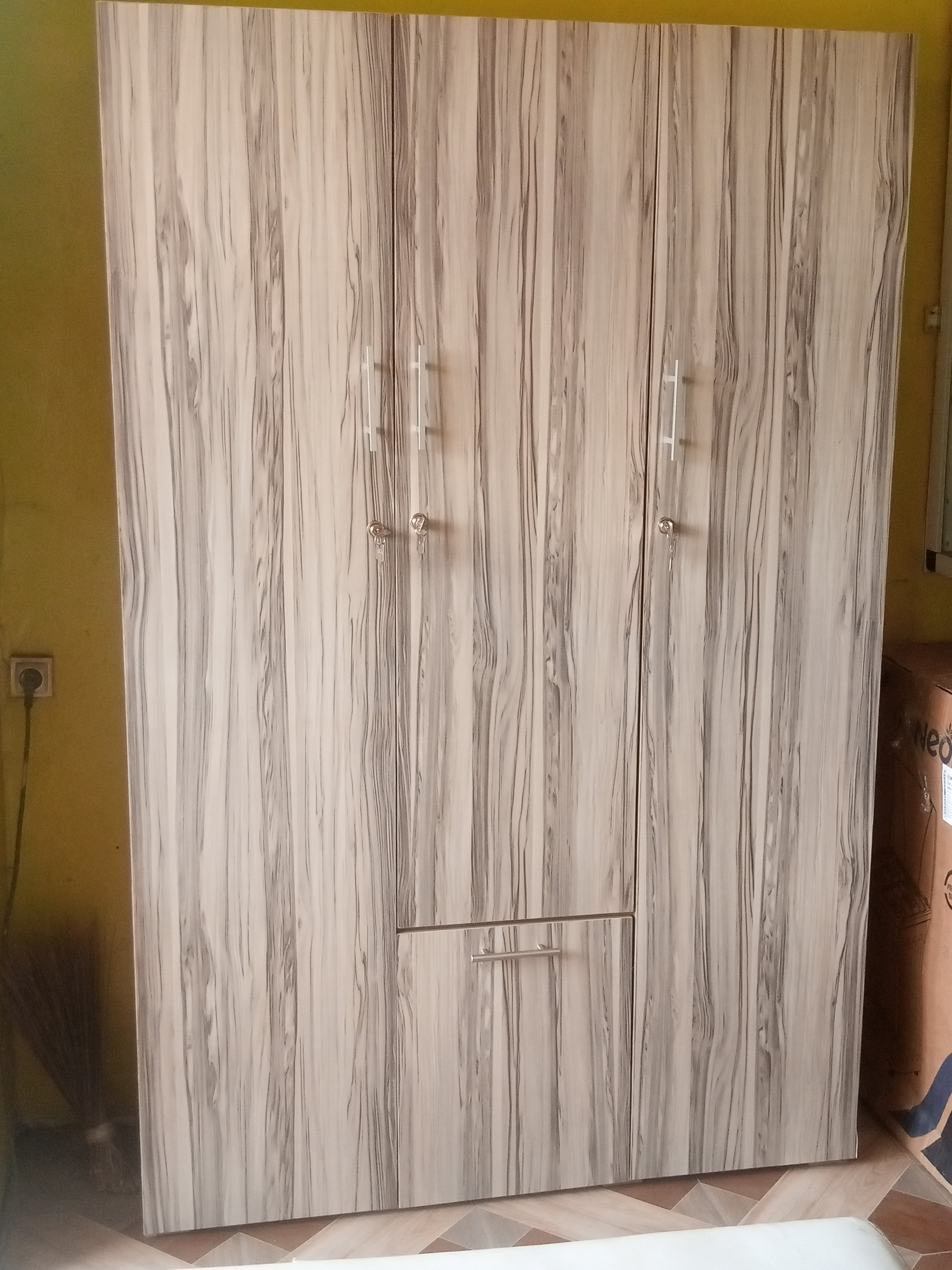 ARMOIRE IMPORTEE 3BATTANTS ARMOIRE IMPORTEE 3BATTANTS