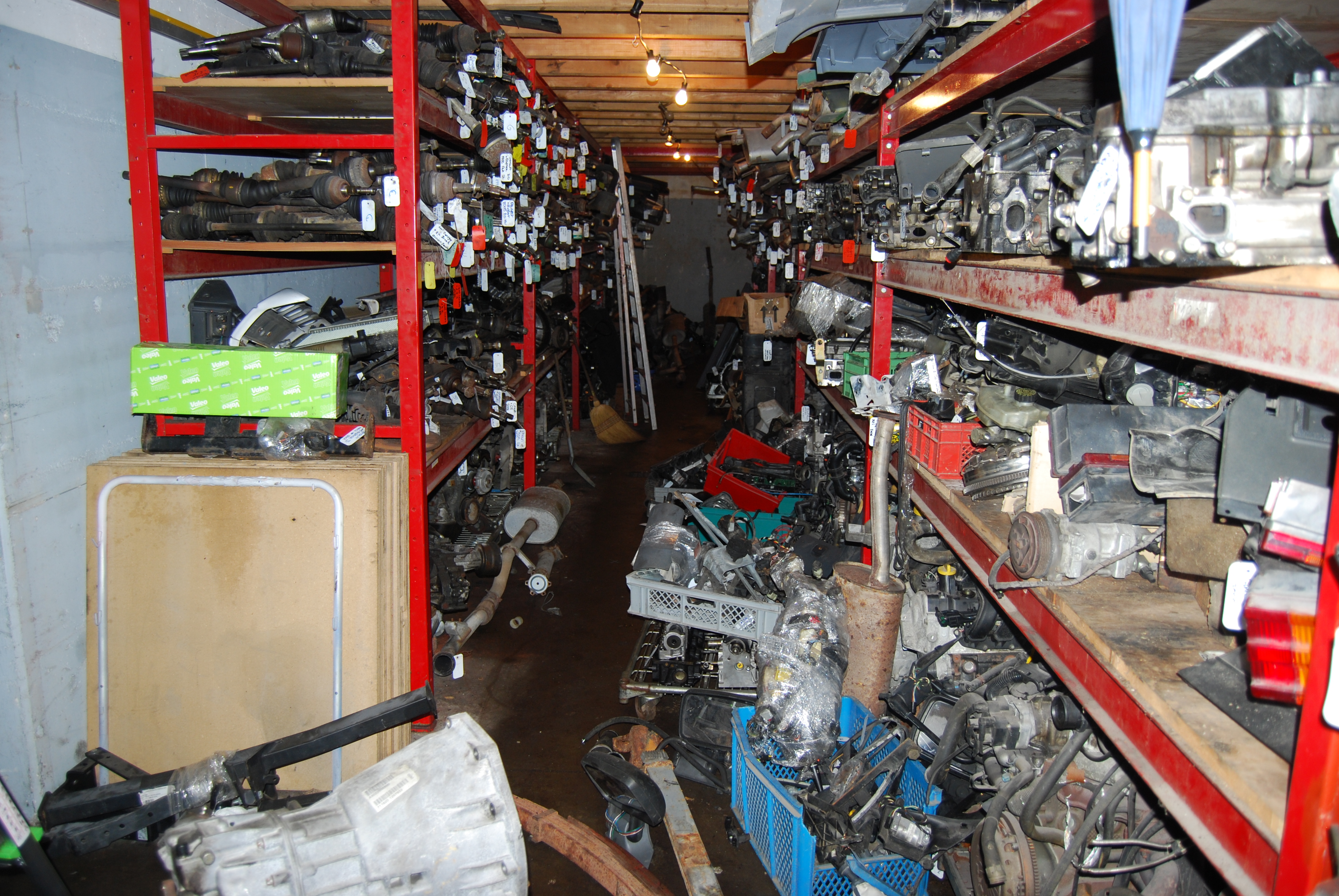 Gros lot pour divers pièces d'occasion pou voitures utilitaires 3,5 T 4 X 4 moteurs carrosserie etc