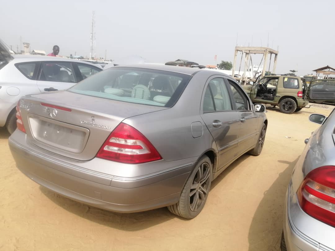 Mercedes kompressor C180 année 2006 intérieur cuir beige très propre transmission automatique sans douane au parc Mercedes kompressor C180 année 2006 intérieur cuir beige très propre transmission automatique sans douane au parc