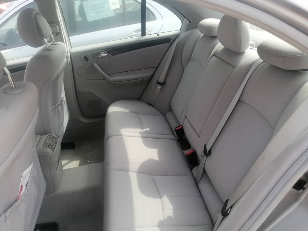 Mercedes kompressor C180 année 2006 intérieur cuir beige très propre transmission automatique sans douane au parc Mercedes kompressor C180 année 2006 intérieur cuir beige très propre transmission automatique sans douane au parc