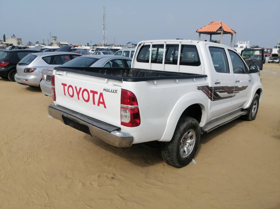 Toyota hilux 2013 transmission automatique intérieur tissu sans douane