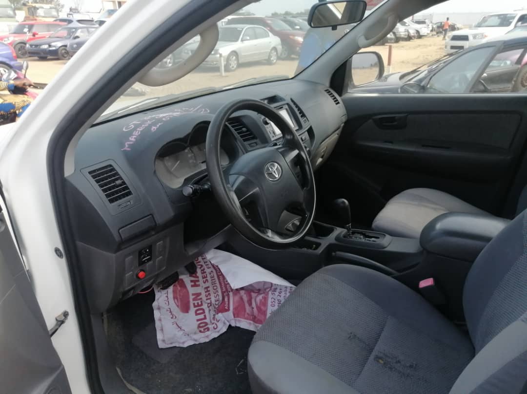 Toyota hilux 2013 transmission automatique intérieur tissu sans douane