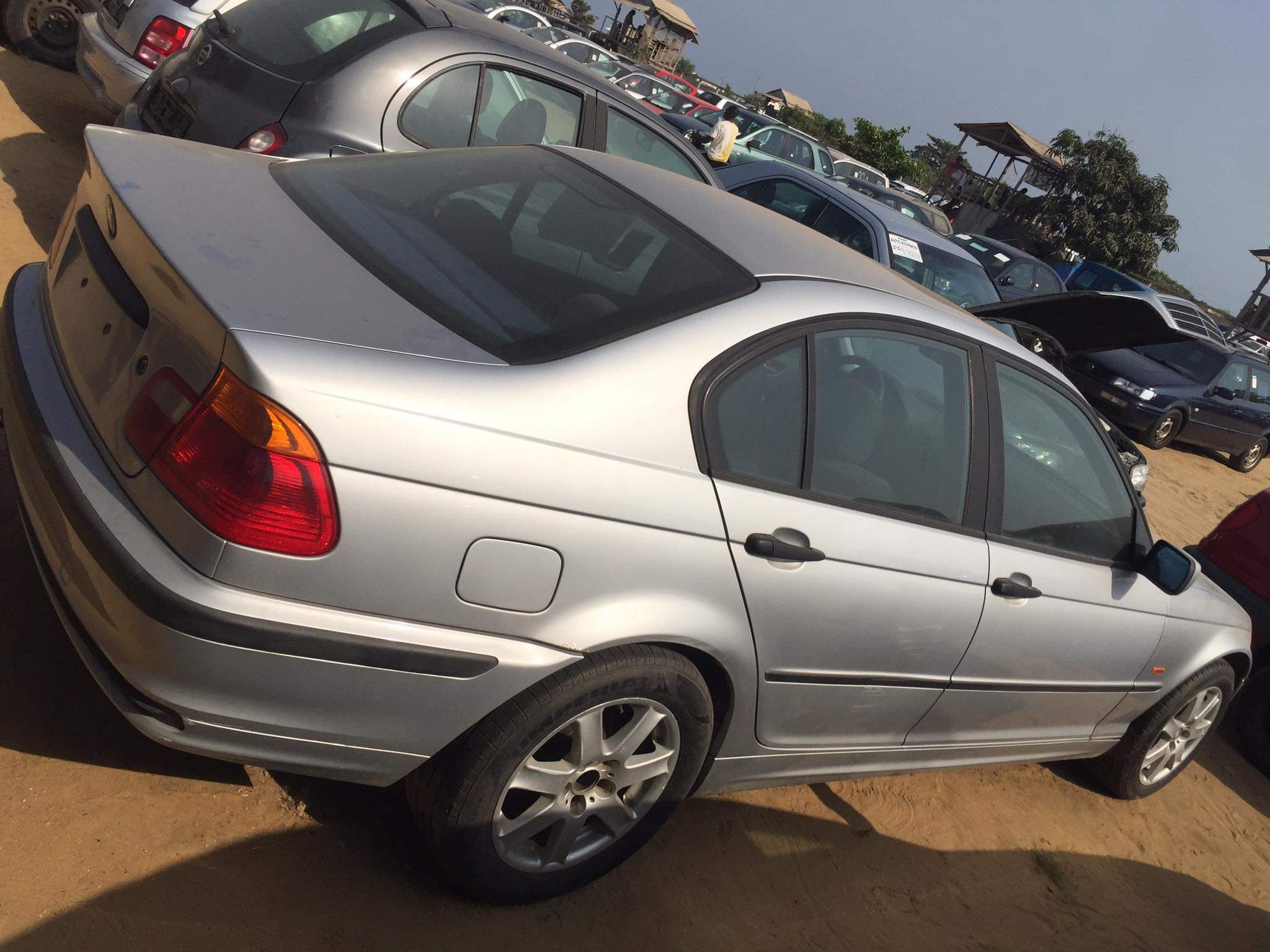 BMW 2002 transmission manuelle intérieur au parc sans douane