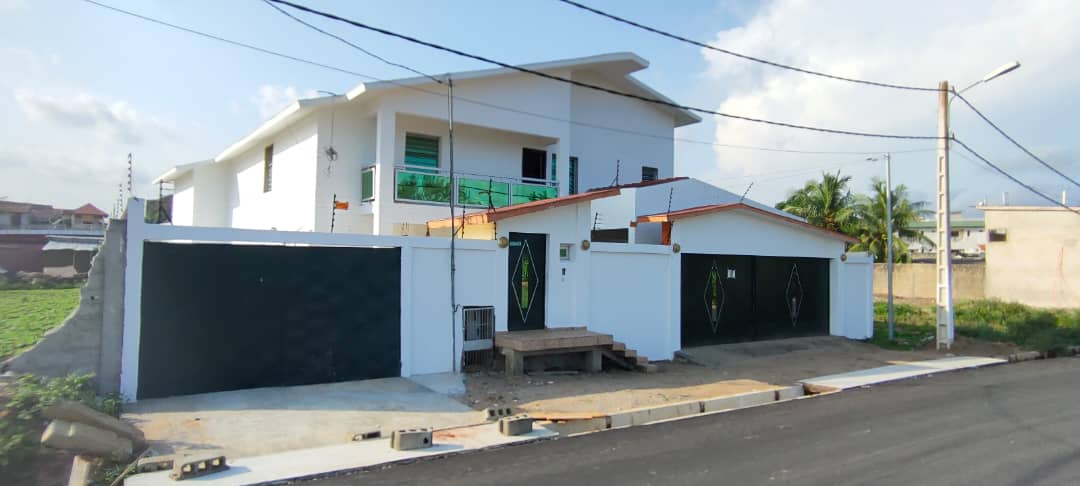 En vente a la Riviera m'badon avec une belle vue lagunaire un duplex de 8 pièces.