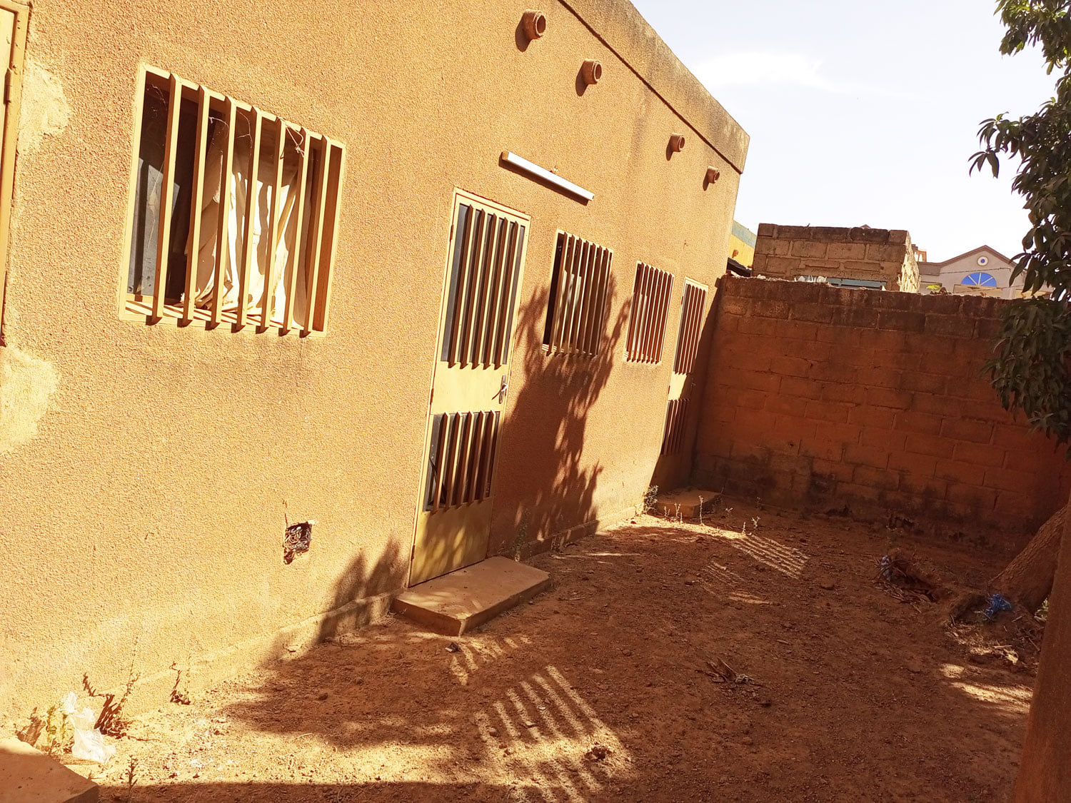 UNE VILLA-DUPLEX DE TYPE F7 BATI SUR UNE PARCELLE DE 360 M² EN VENTE A OUAGADOUGOU QUARTIER TENGANDOGO