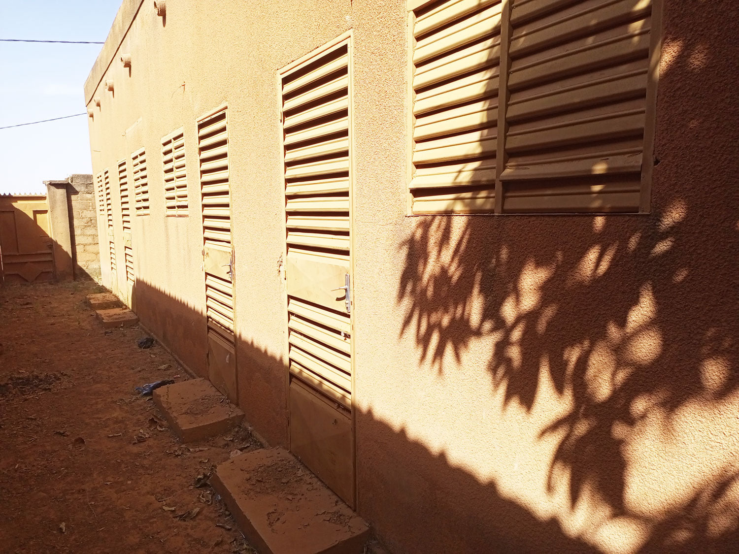 UNE VILLA-DUPLEX DE TYPE F7 BATI SUR UNE PARCELLE DE 360 M² EN VENTE A OUAGADOUGOU QUARTIER TENGANDOGO