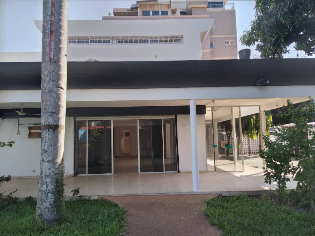 grand duplex 8 pièces avec piscine et jardin à louer à bietry