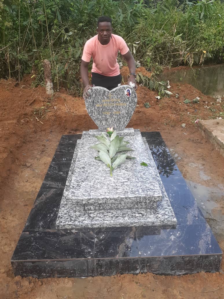 Pierre tombale au cameroun