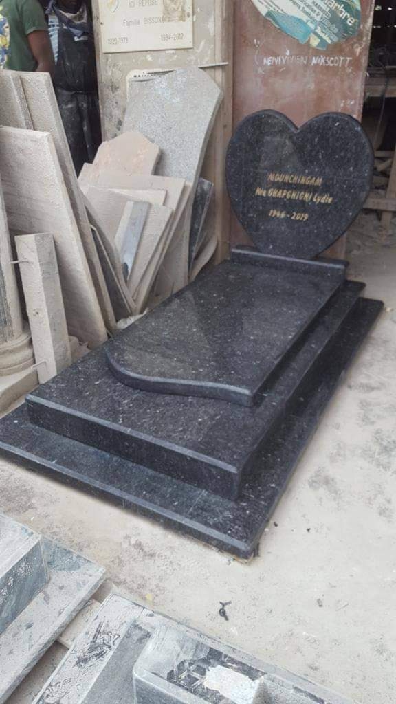 Pierre tombale aucameroun