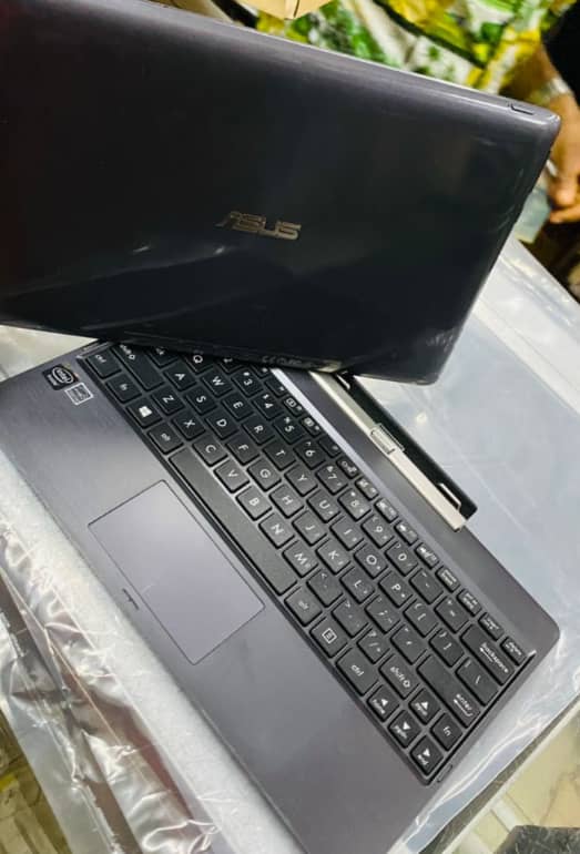 Tablette Asus notebook T100T modèle pc avec clavier intégré