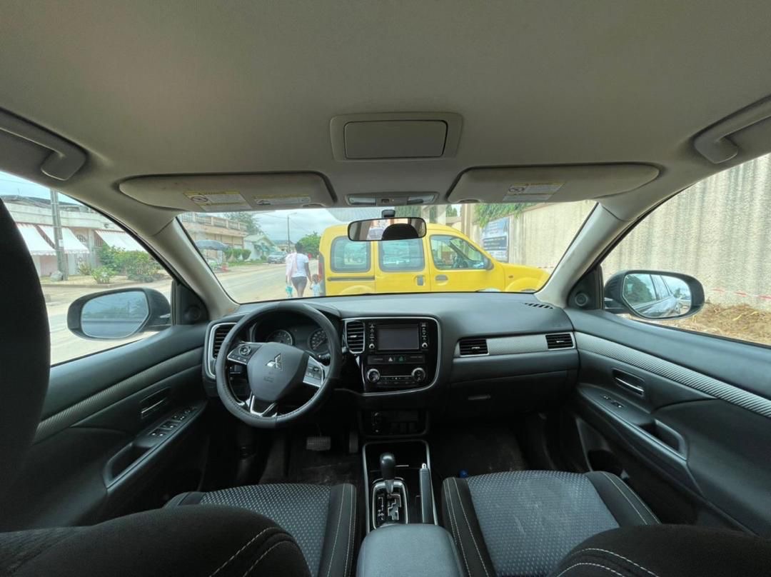MITSUBITCHI OUTLANDER