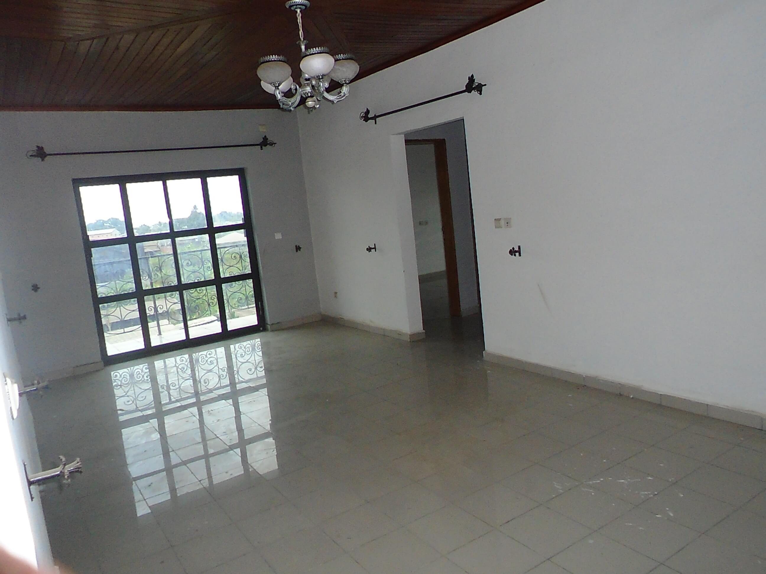 Joli et vaste appartement 2 chambres 2 douches à louer, Logbessou