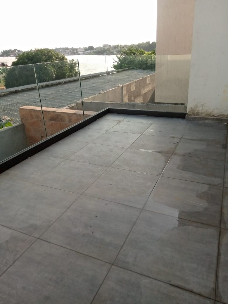 VENTE DE DUPLEX 7 PIÈCES D'UNE ARCHITECTURE MODERNE AVEC PISCINE EN BORDURE DE LAGUNAIRE A LA RIVERA FAYA ROUTE DE ABATTA.