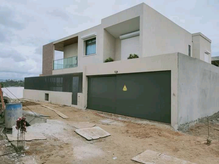 VENTE DE DUPLEX 7 PIÈCES D'UNE ARCHITECTURE MODERNE AVEC PISCINE EN BORDURE DE LAGUNAIRE A LA RIVERA FAYA ROUTE DE ABATTA.