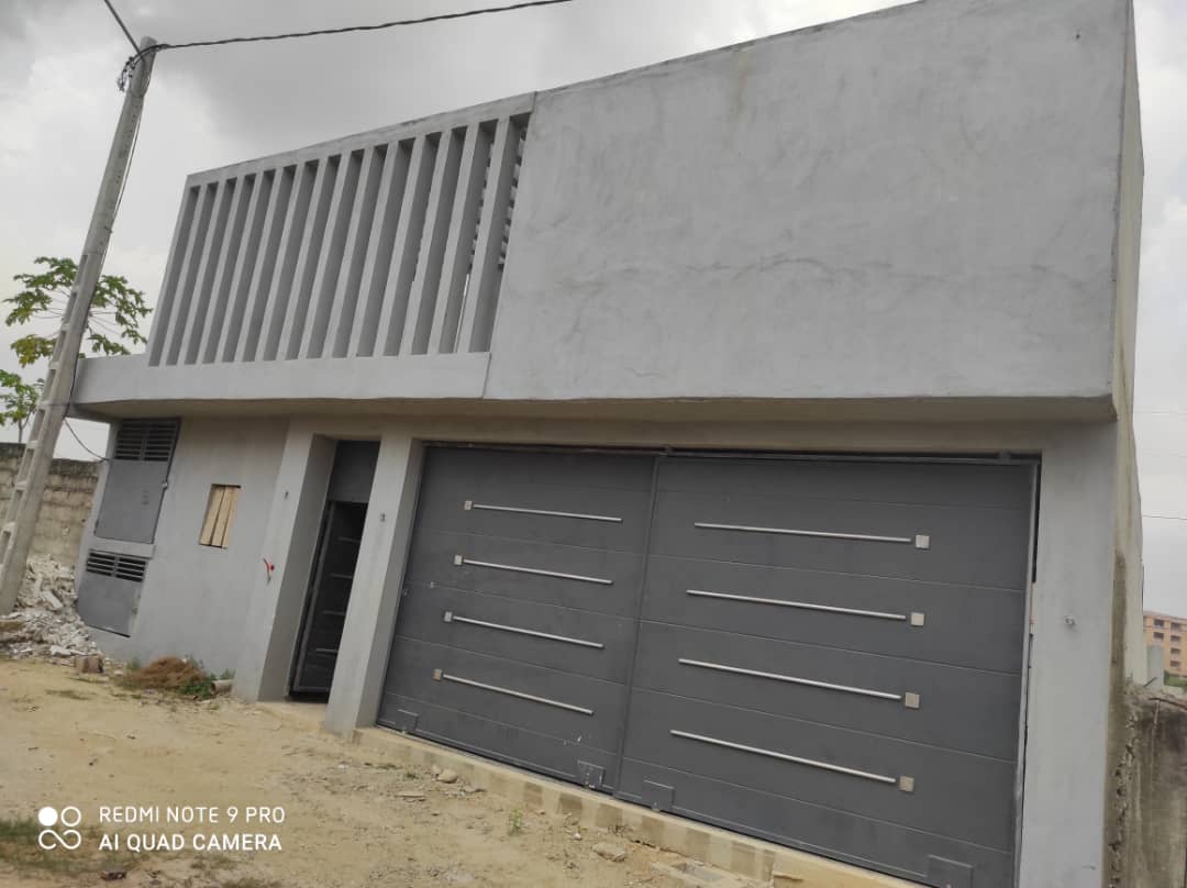 VENTE DE DUPLEX 7 PIÈCES avec un SOUS-SOL et une JACUZZI SUR LA DALLE