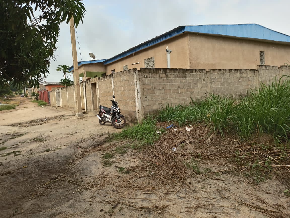 Terrain plus bâtiment en vente à yamoussokro