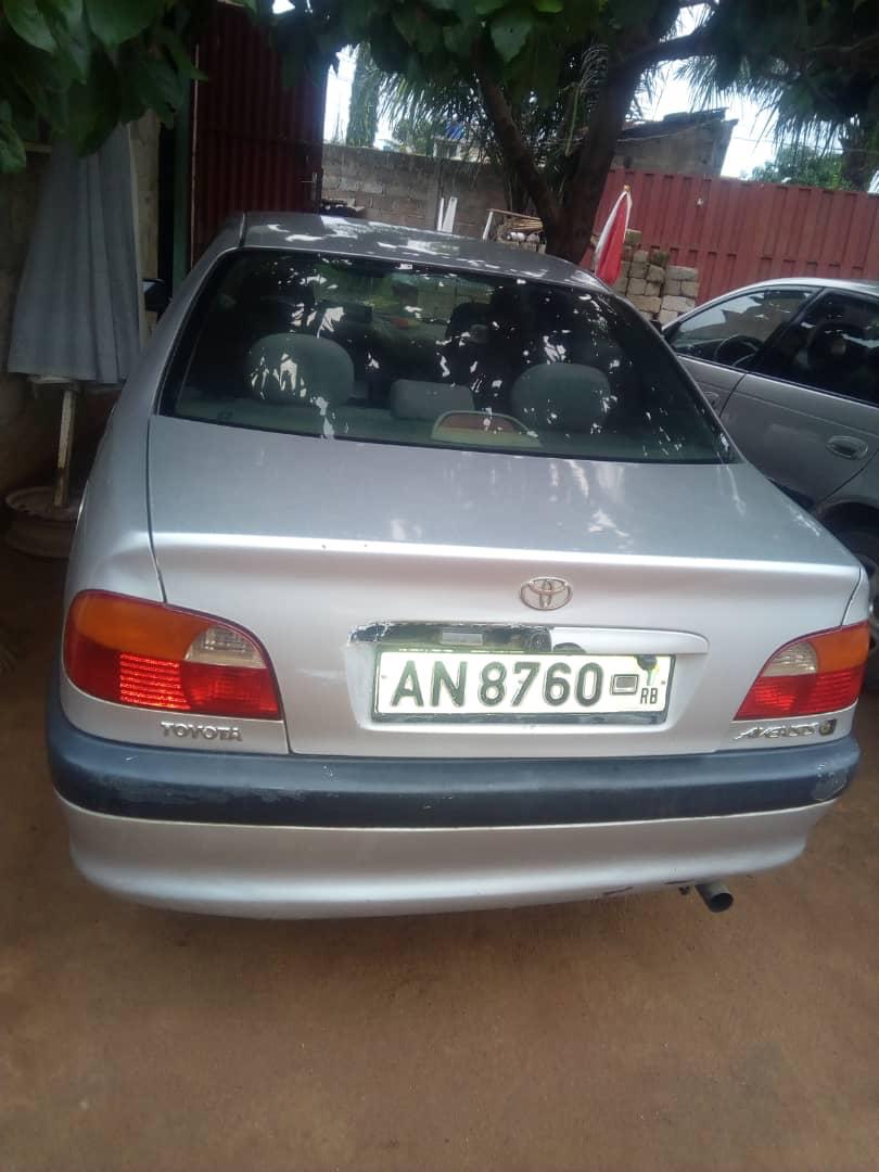 Toyota Avensis à Liquider