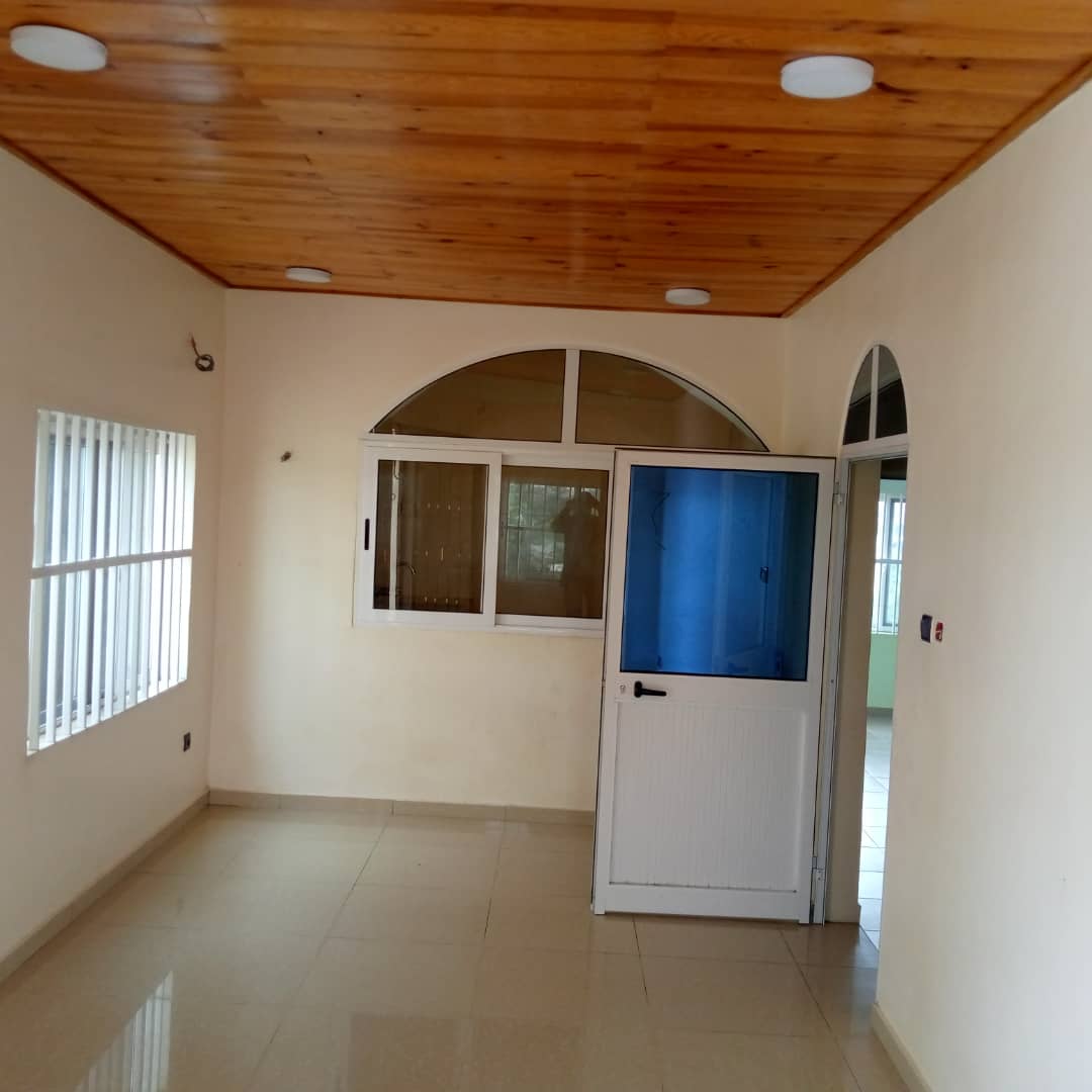 maison de 7chambres salon à louer à Godomey