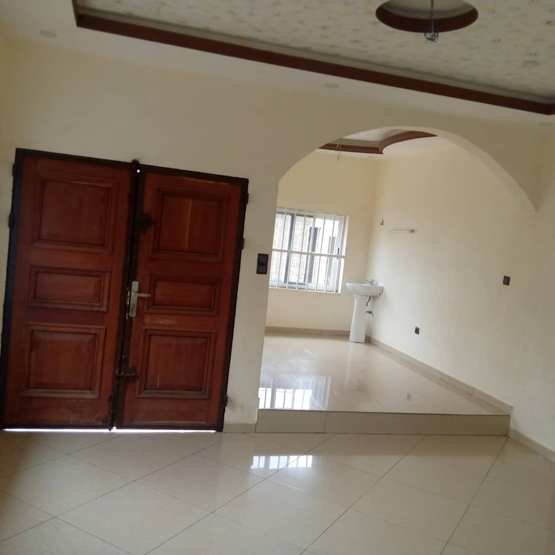 maison de 7chambres salon à louer à Godomey