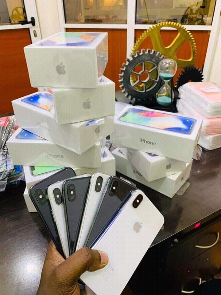 En vente des iPhone neuf disponible dans ma boutique a Cotonou derrière la pharmacie saint Michel.Mon whatsapp +229 52599174