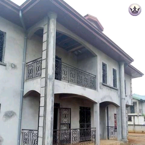 Duplex inachevée à vendre Duplex inachevée à vendre