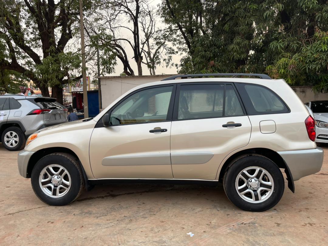 Entreprises AKDR mali commerce général international Toyota rav4 2005 essence bien climatisé automatique 5 500 000 à discuter jusqu'à la plaque troc possible contact 76326546/66326546