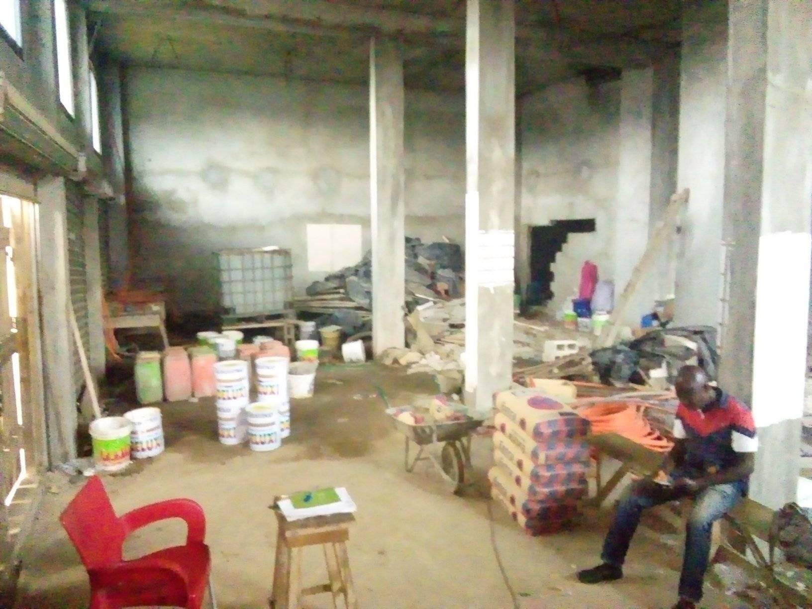 nous mettons en location un grand magasin en bordure de voie à cocody dokui azur