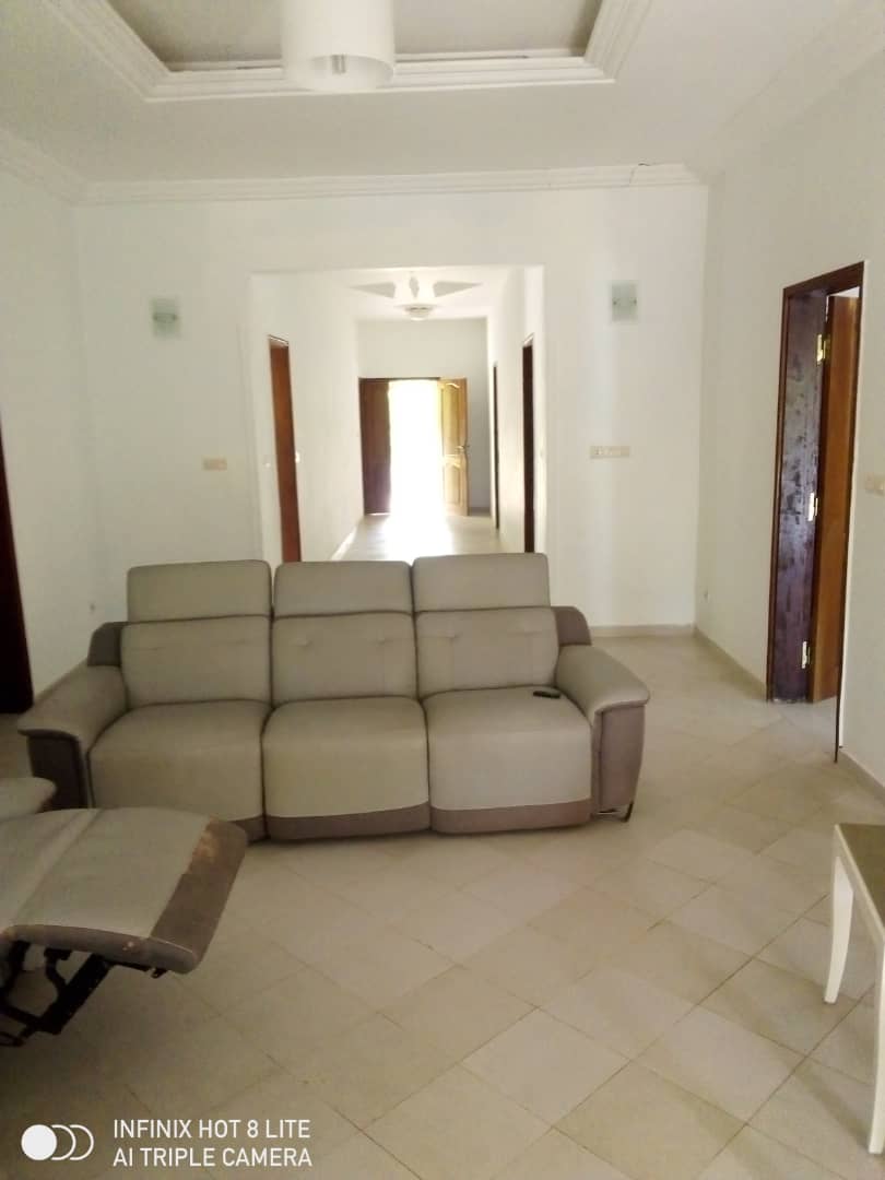 villa meublée 6 pièces  a louer a Assinie