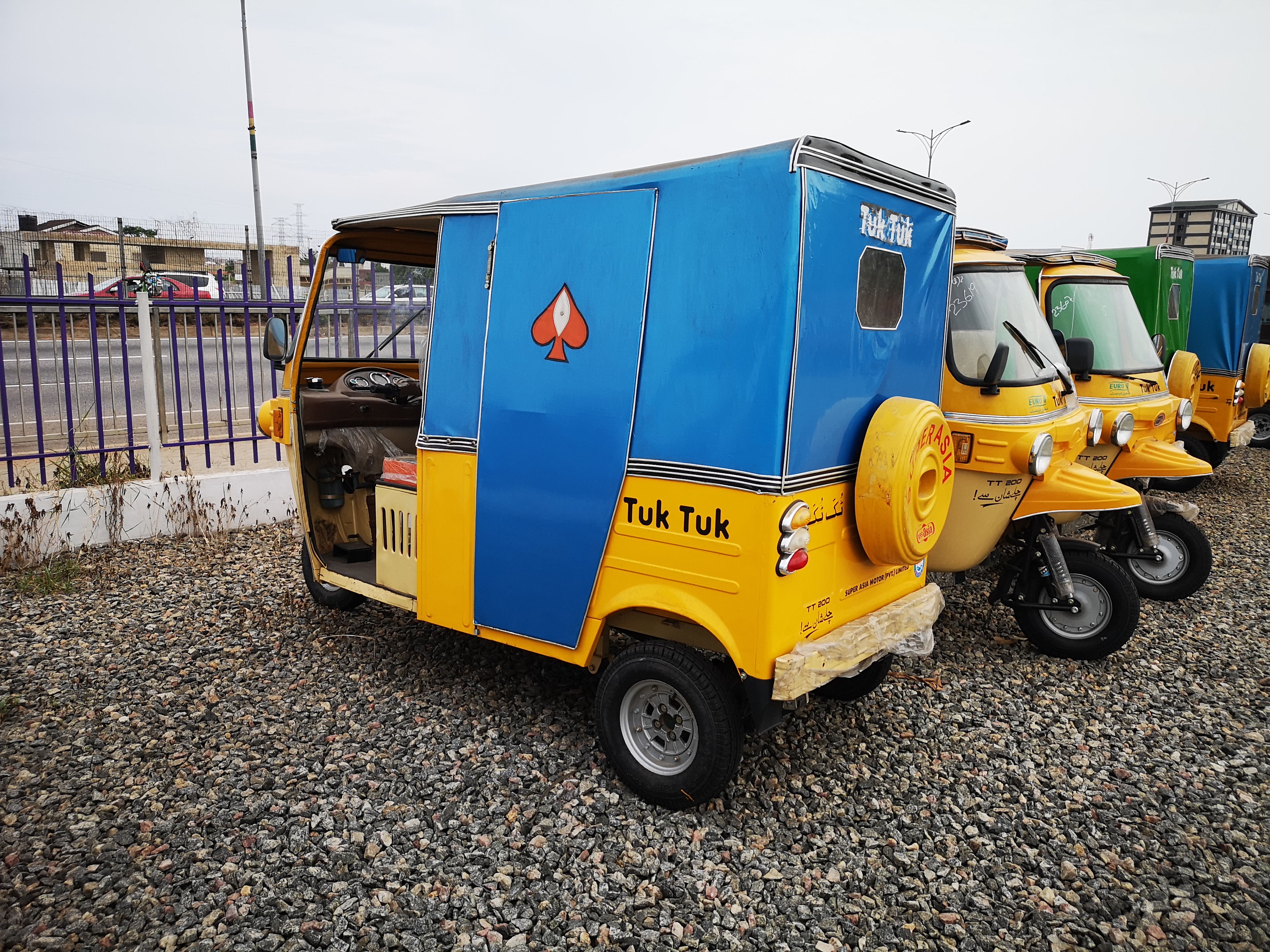 a Vendre tricycle cargo et tricycle taxi en gros et en détails