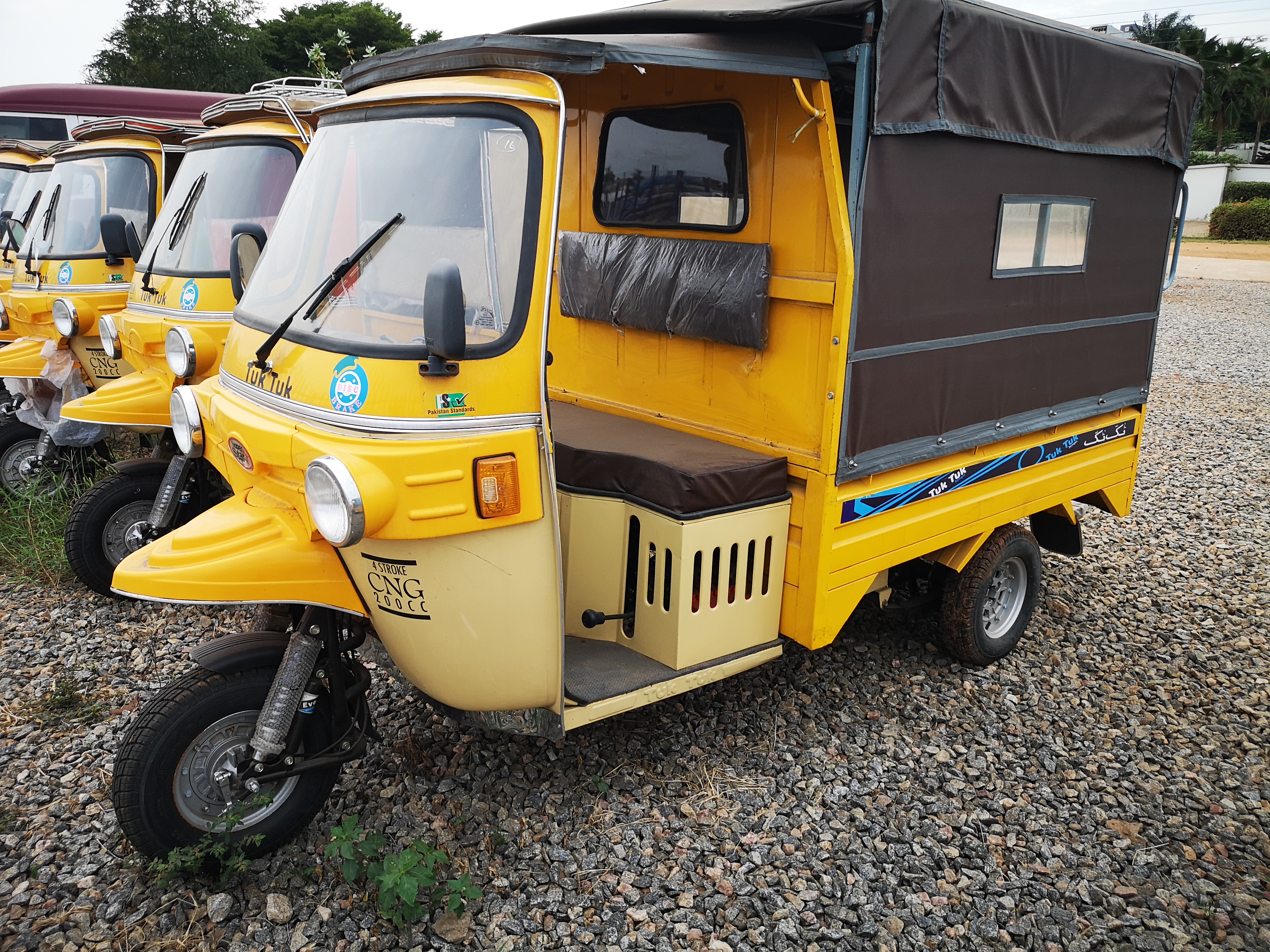 a Vendre tricycle cargo et tricycle taxi en gros et en détails