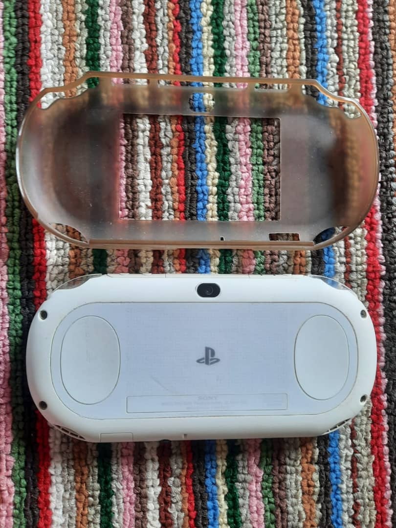 PS Vita second main quasi neuf avec 20 jeux installés et chargeur