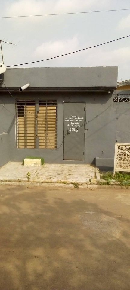 magasin à louer aux 2 plateaux les perles en bordure de voie dans la cité