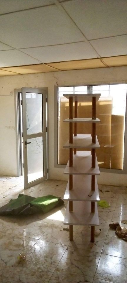 magasin à louer aux 2 plateaux les perles en bordure de voie dans la cité