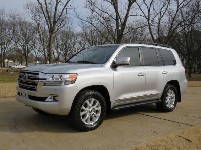 Selling my used 2017 Toyota Land Cruiser. Selling my used 2017 Toyota Land Cruiser.