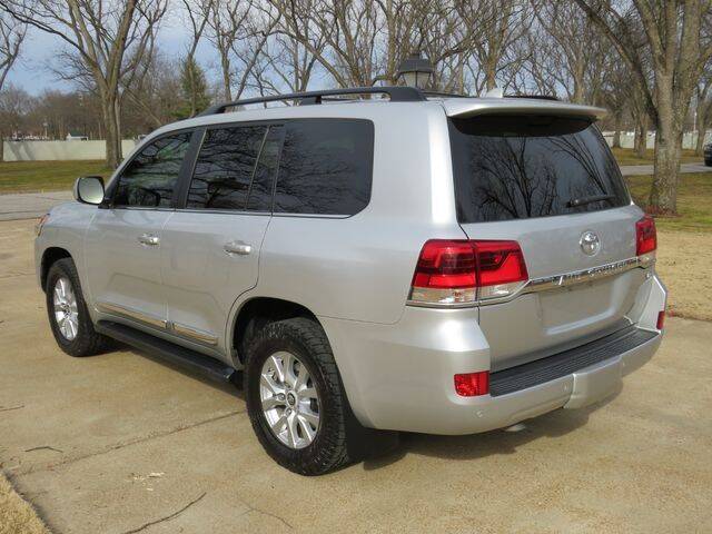 Selling my used 2017 Toyota Land Cruiser. Selling my used 2017 Toyota Land Cruiser.