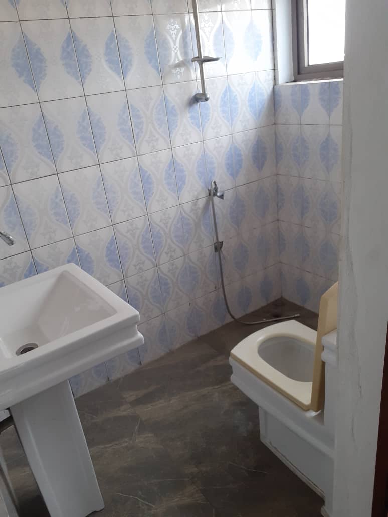 vente d'un grand immeuble à Saint Jean Cotonou vente d'un grand immeuble à Saint Jean Cotonou