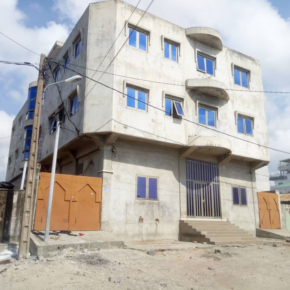 vente d'un grand immeuble à Saint Jean Cotonou vente d'un grand immeuble à Saint Jean Cotonou