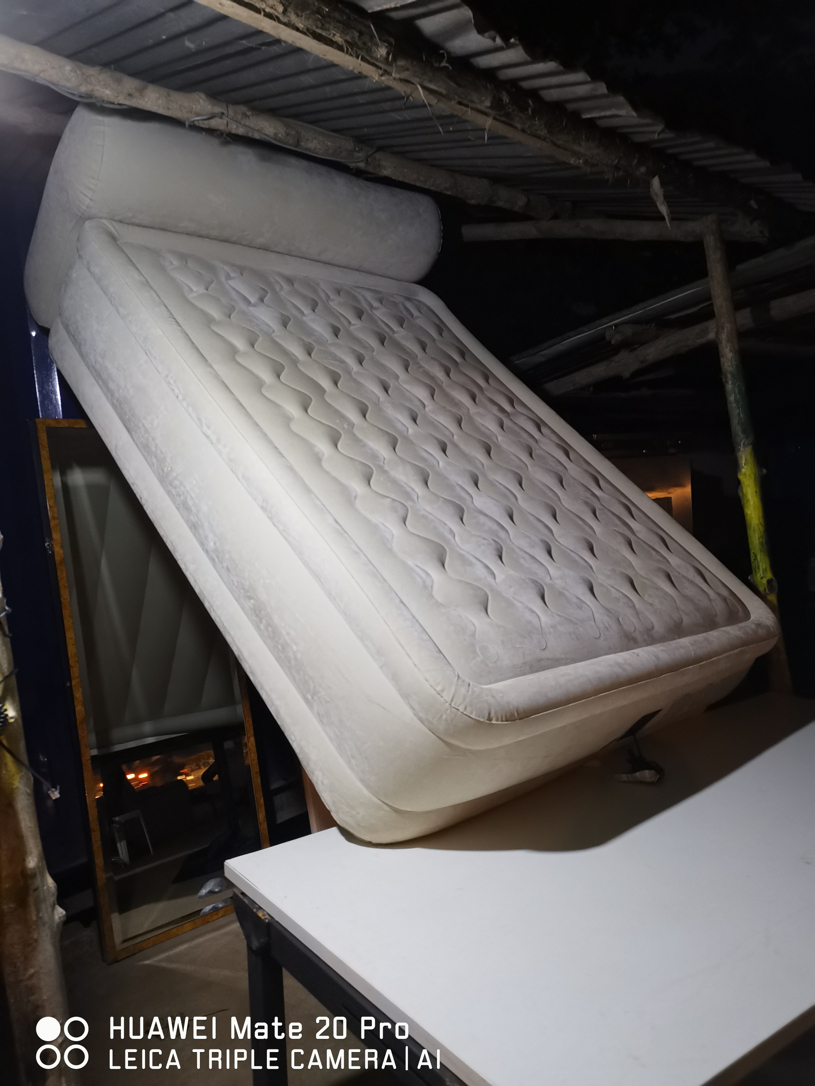 MATELAS GONFLABLE ÉLECTRIQUE