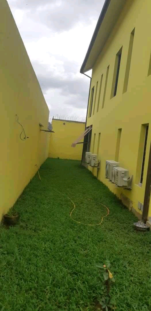 Angré arcades duplex de 8 pièces avec jardin