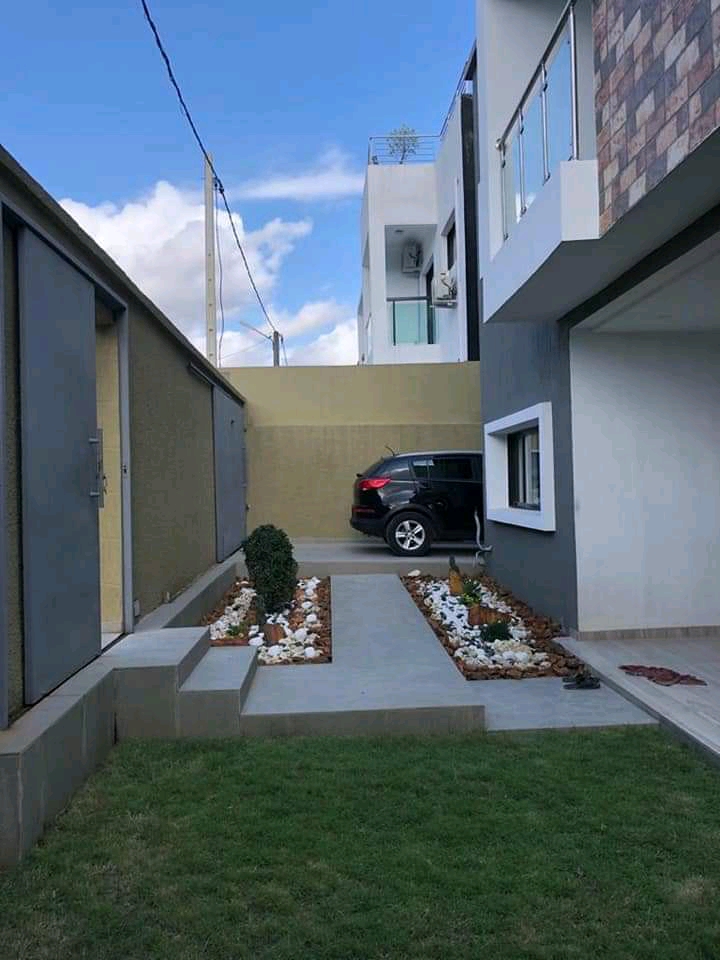 Faya dans une cité duplex contemporain de 6 pièces