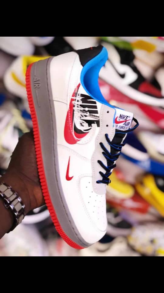 NIKE AIR FORCE 1 DISPONIBLE