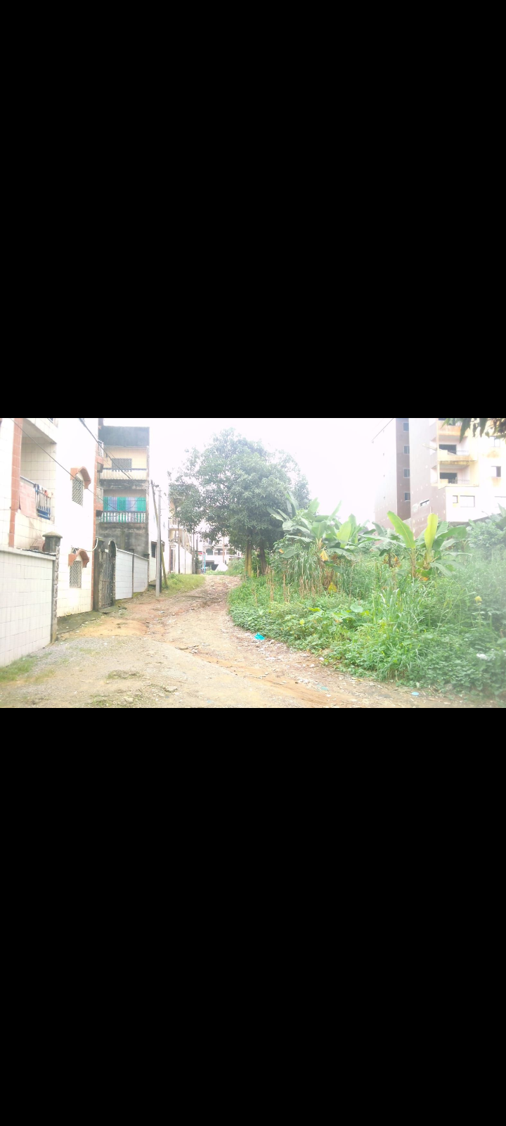 TERRAIN TITRÉ EN VENTE À MAKEPE ( EN BORDURE D' UN AXE PRINCIPAL GOUDRONNÉ ).