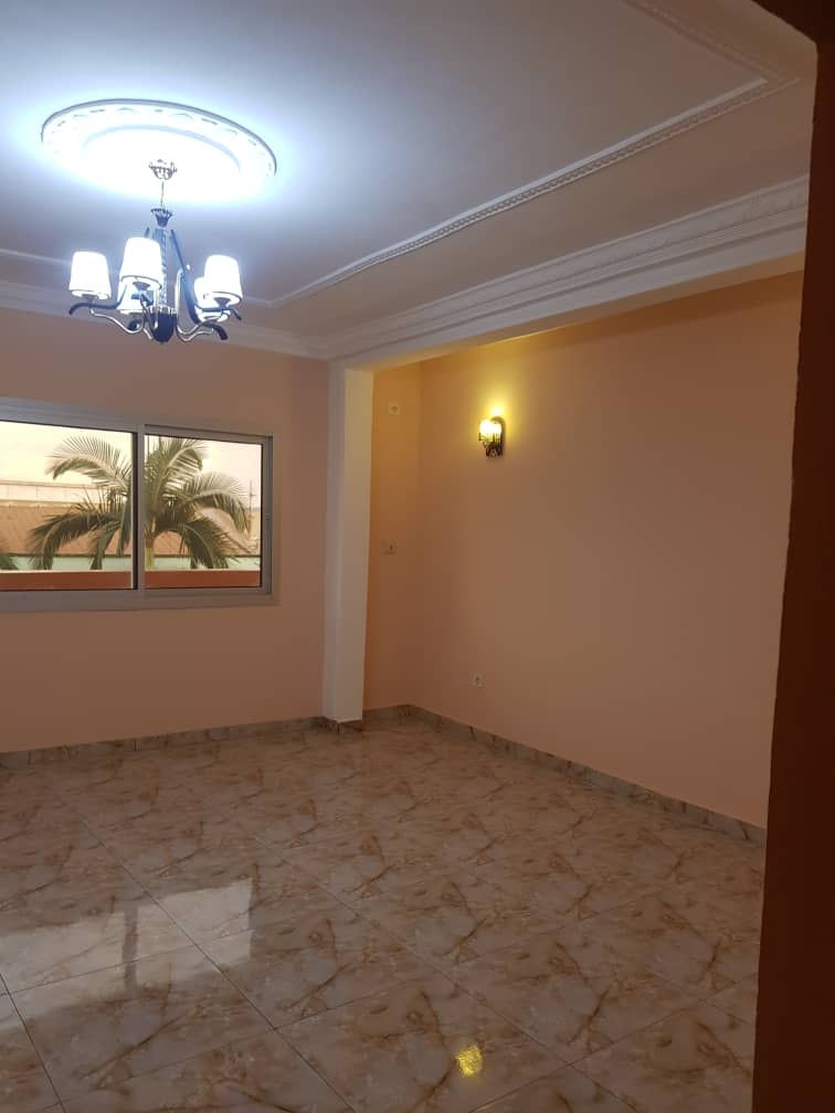 IMMEUBLE ( R+3 ) EN VENTE À YAOUNDE ( SITUÉ DERRIÈRE TOTAL JOUVENCE, AVANT DOVV MENDONG )...