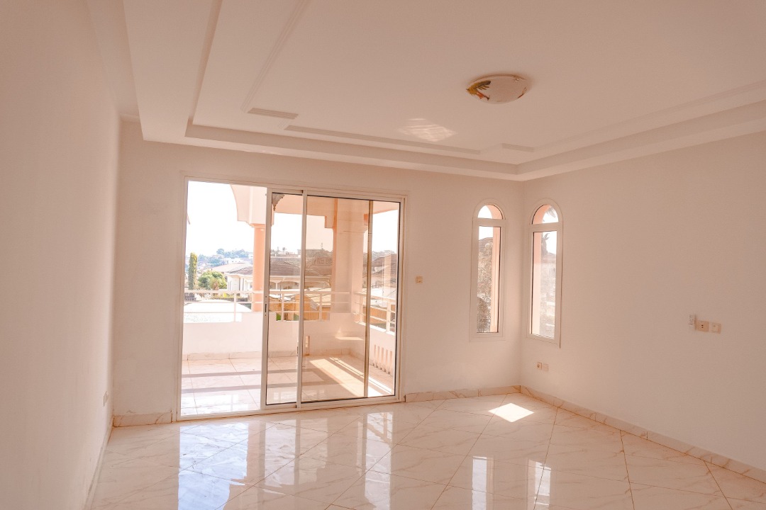 RÉSIDENCE EN VENTE AU QUARTIER GOLF (' BASTOS-YAOUNDE )