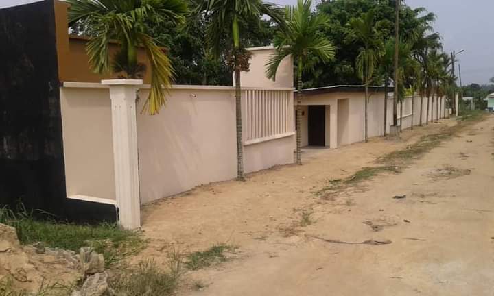 UNE GRANDE VILLA EN VENTE AU QUARTIER JAPOMA, À CÔTÉ DE '' CENTRE DES USINES DES EAUX ''